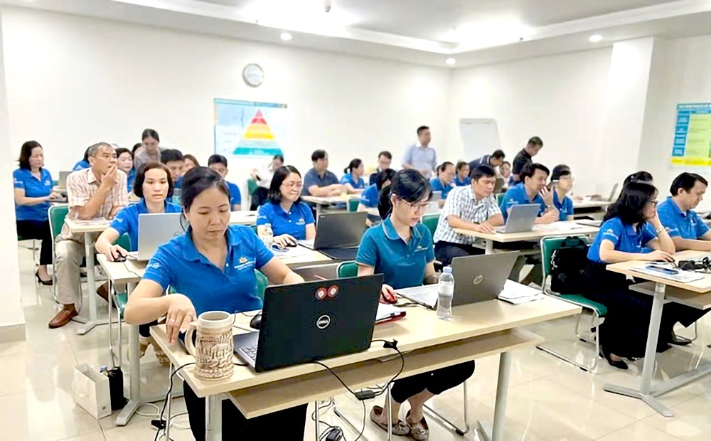 许多学员就读由市经济大学所属经商研究院开办的“人工智能纪元管理”培训班。