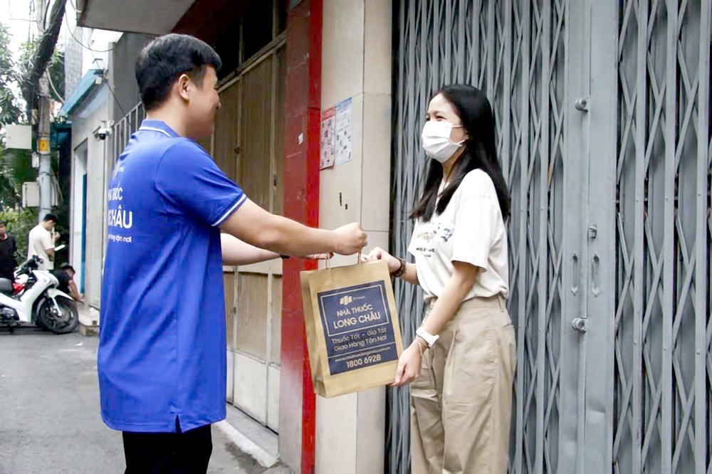 民众在VneID应用程式上买药后,在家领取药物。