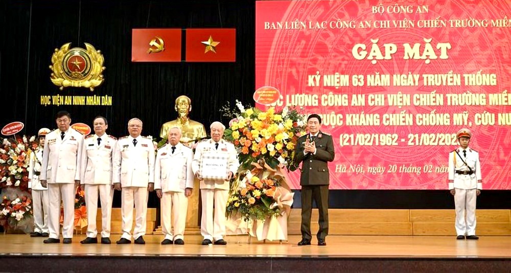 党中央委员、公安部副部长黎国雄上将向驰援南方战场公安力量联络委员会赠送鲜花和礼物。