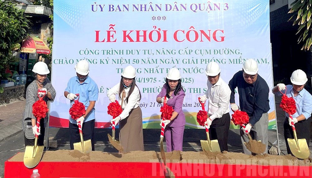 第三郡郡委书记阮青春与各位代表举行动工仪式。