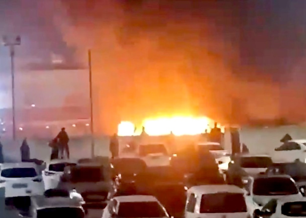 公车爆炸现场火光熊熊。