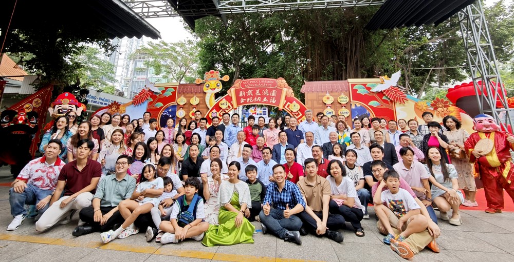 家族企业和各单位代表集体照。