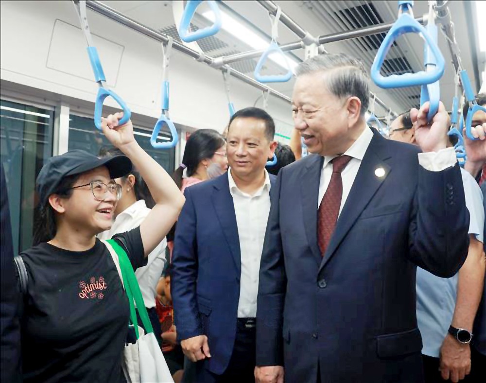 党中央总书记体验地铁线