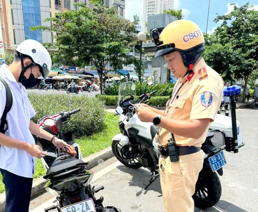 对于将摩托车交给未满足条件的人驾驶场合,不仅驾驶者,而交车者也受罚。