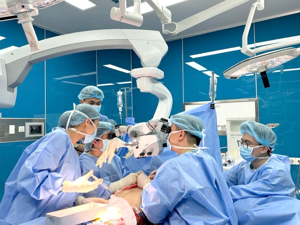 河内白梅医院的高科技治疗团队。