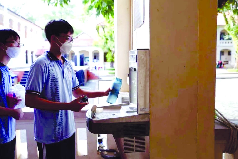 在校园里提供直饮水。