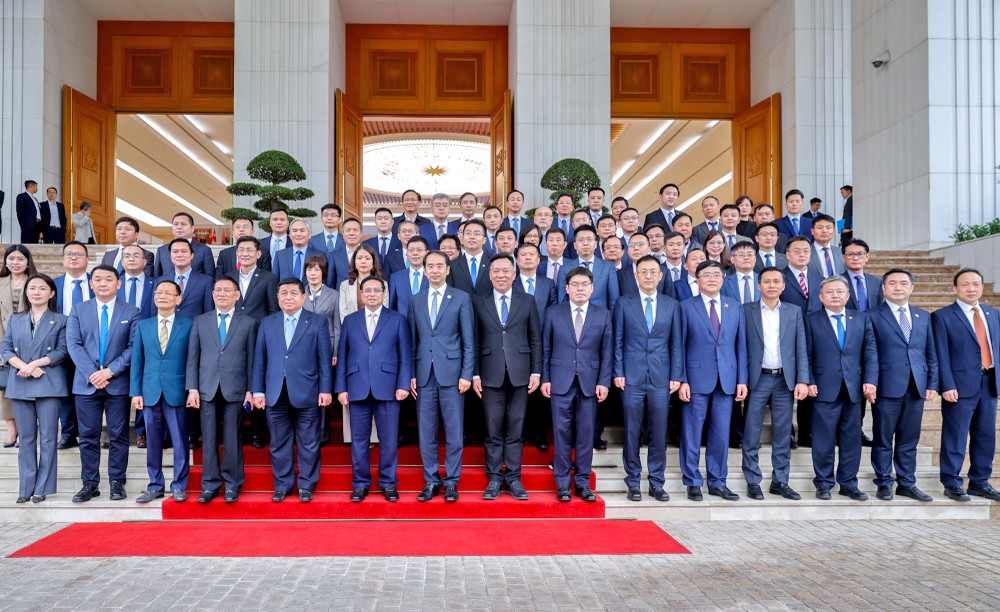 政府总理范明政、中国驻越南大使何炜与出席代表合影。