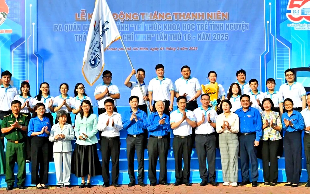 市年轻人自豪坚定追随党