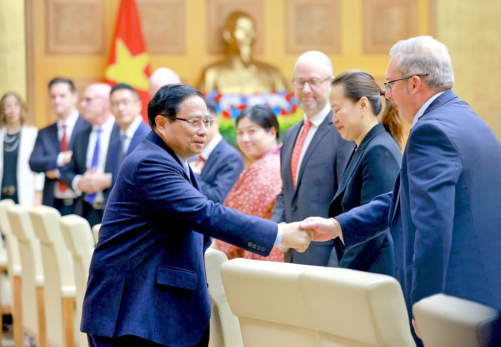 政府总理范明政与美国企业交谈。