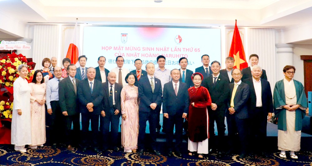 市人民议会副主席黄青仁，日本驻本市总领事小野松尾（Ono Matsuo）与市越日友好协会成员合影。