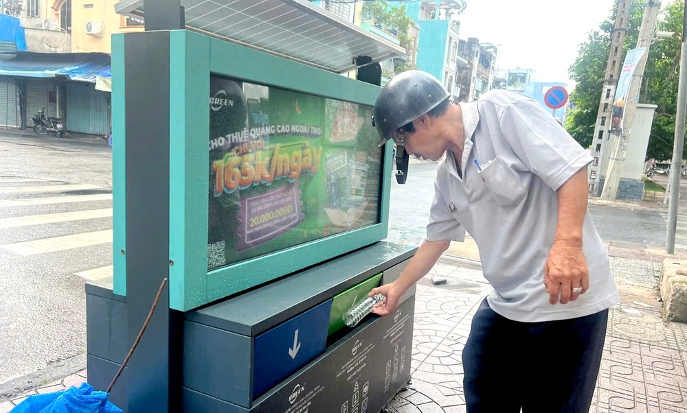 在第十郡李常杰街592号巷道有垃圾分类隔间的垃圾箱。