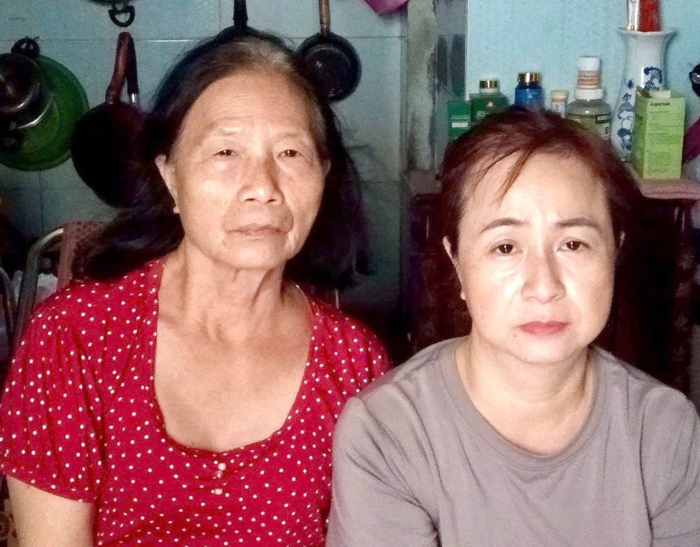 阮氏芳娥与女儿。