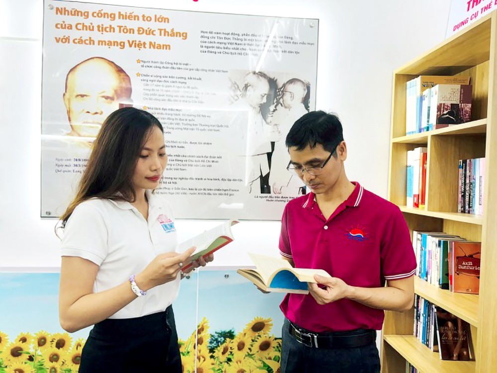 工人在协福工业区的工人住房区胡志明文化空间阅读书籍。