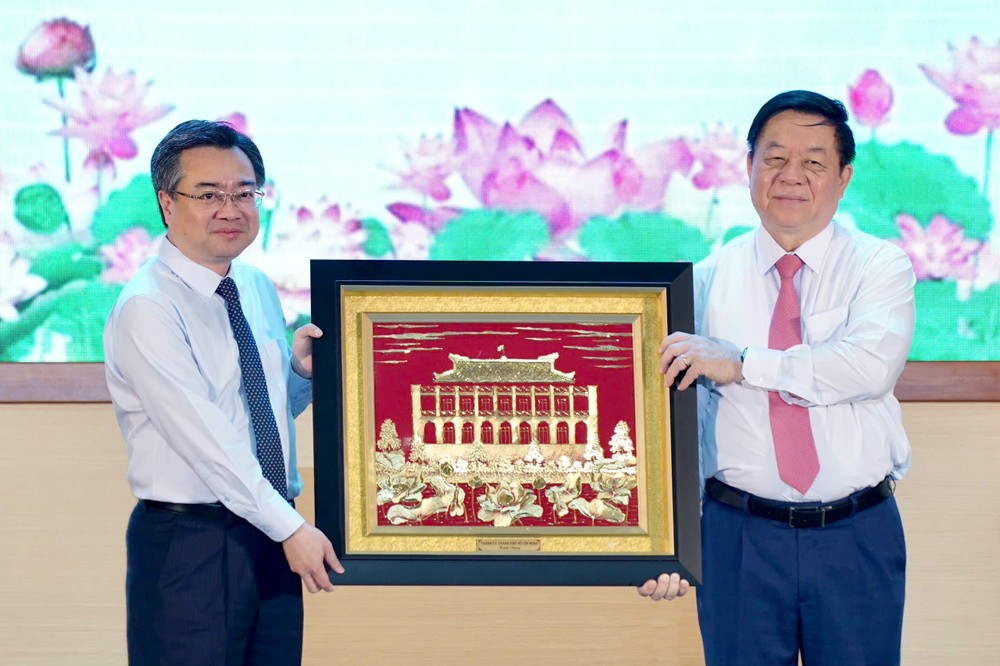 市委常务副书记阮青毅向中央宣教与民运部长阮仲义赠送纪念品。