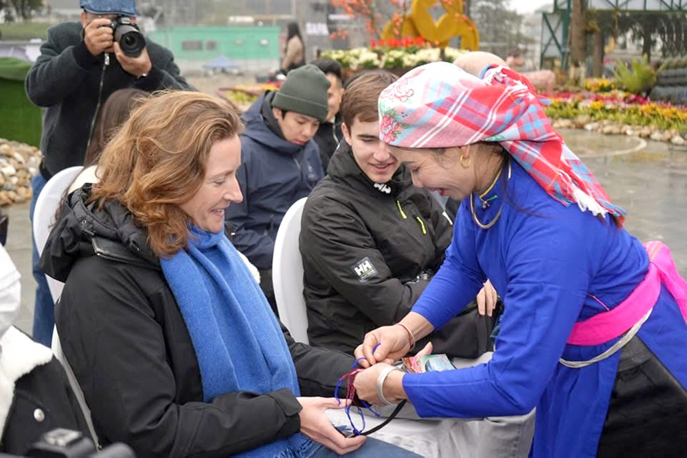 对12个国家公民实施免签政策