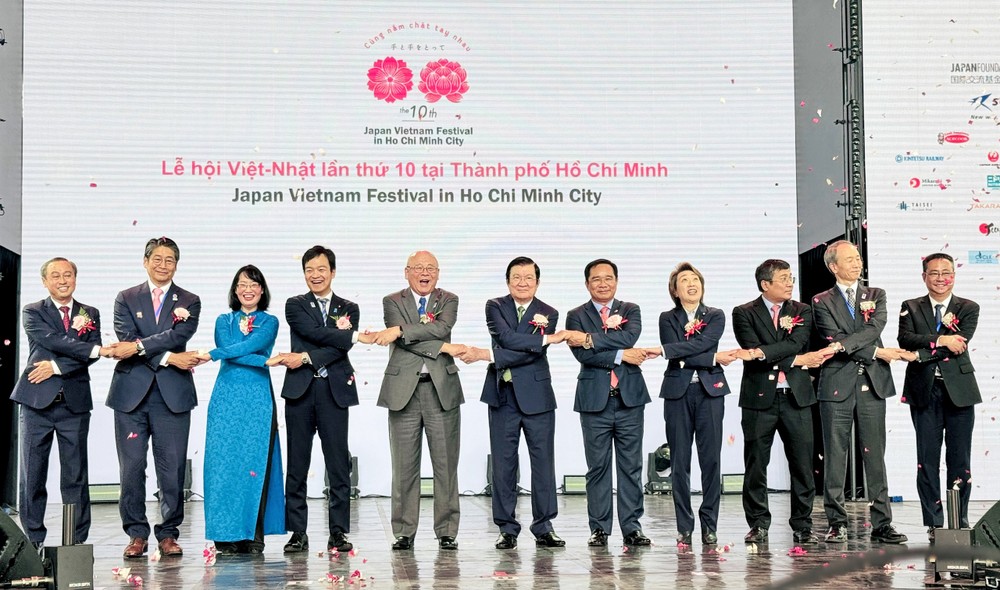 市人委会主席阮文得与各代表出席开幕仪式。