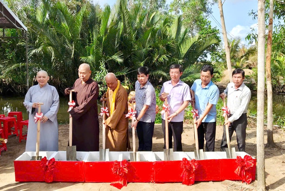 第八郡慈善团代表与地方政府代表为建桥举行动工仪式。