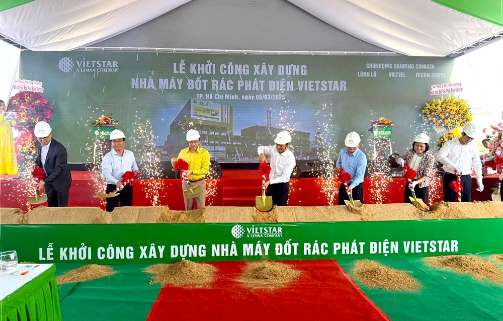 现代垃圾处理系统动工仪式。