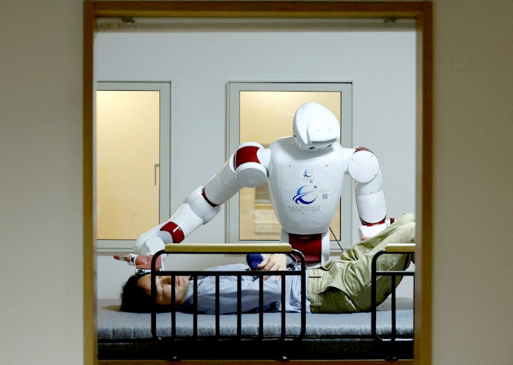 日本研AI护老机器人可助长者穿袜起身