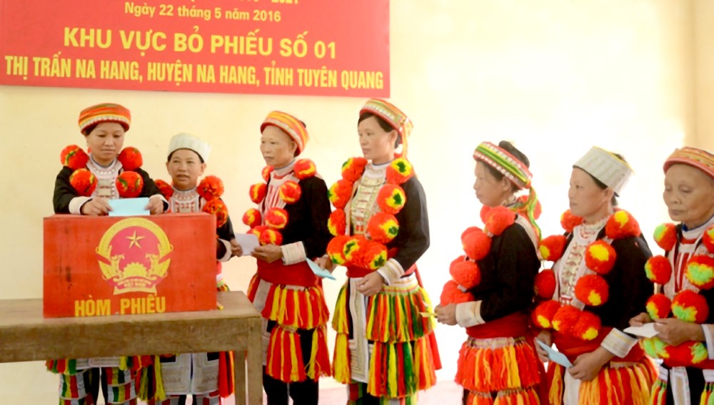 宣光省少数民族同胞投票选举第十四届国会代表及二○一六-二○二一年任期各级人民议会代表。