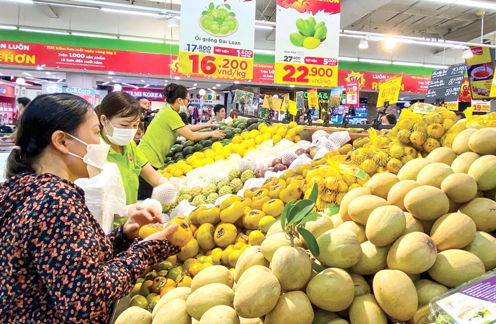 市民在超市选购水果。