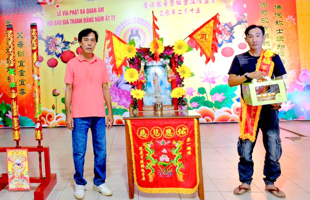 理事长凌钦廷（左）将胜标第一福炮移交给周梅鸾公司。