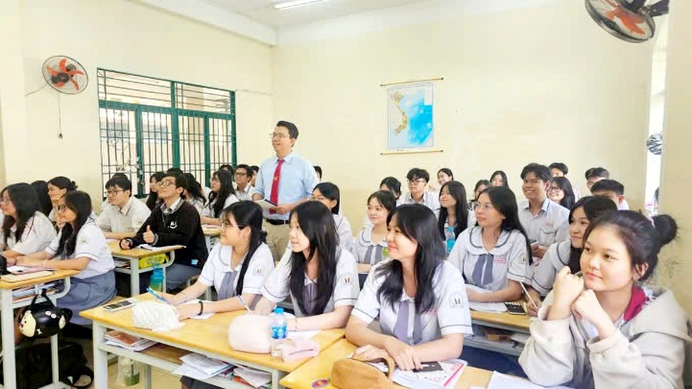 第五郡雄王高中学校十二年级学生正在上课。