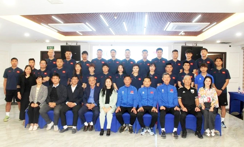 首次培训达到亚洲标准足球教练