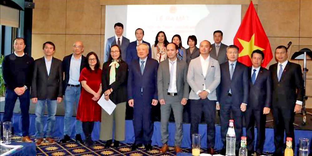 越南政府常务副总理阮和平和与会代表合影。