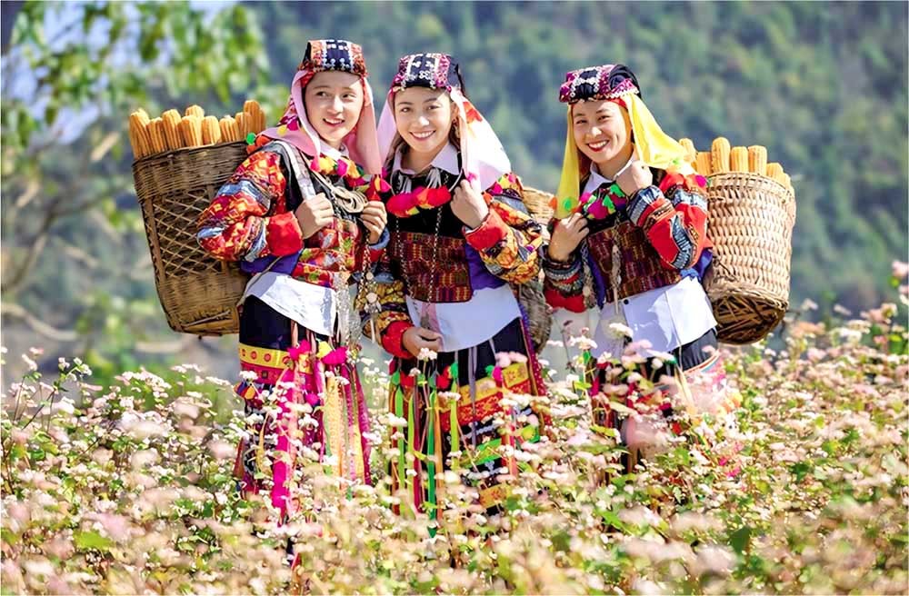 少数民族同胞的生活水平因旅游发展而显著改善。