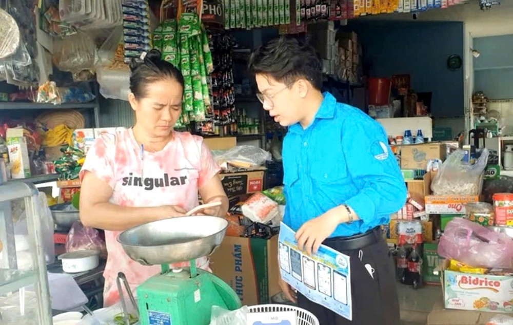 平政县共青团团员指引人民安装、使用线上公共服务。