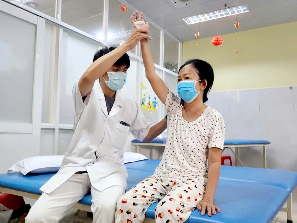 中风后影响运动功能的病人在黎文盛医院锻炼手臂肌肉。