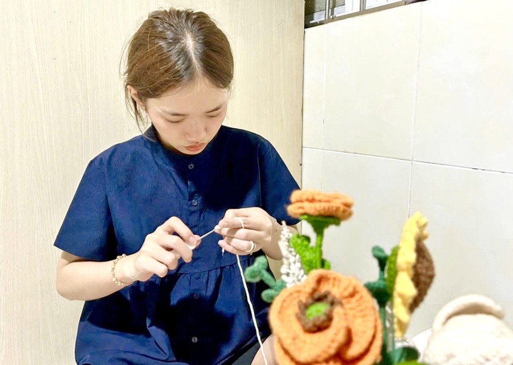 家住第八郡、就读法律专业的娜媚利用空闲时间观看网上视频自学钩针编织，既能提高技能又增加收入。