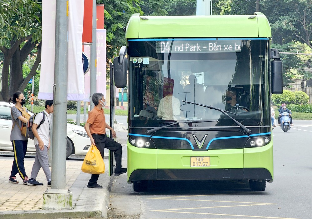 本市促进发展电动巴士。