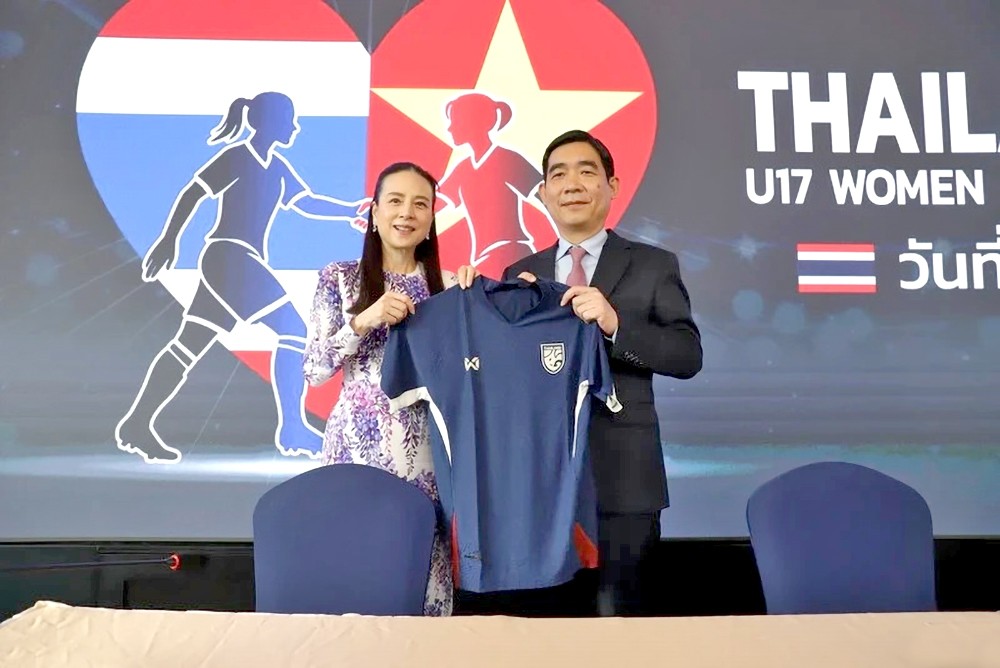 泰国足协主席兰萨姆则与越南驻泰国大使范越雄合影