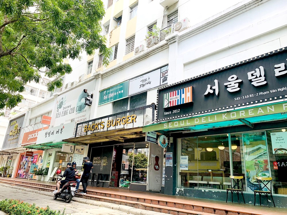 第七郡富美兴汇聚了多家韩国餐厅和商店。