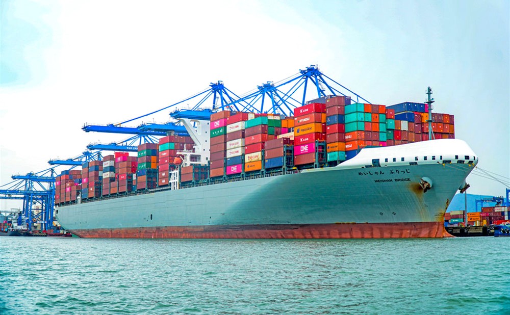 大型集装箱船停靠丐密国际港。