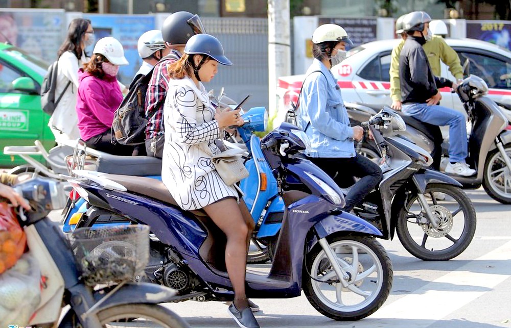 车辆驾驶者在停红灯时玩手机会被罚款？