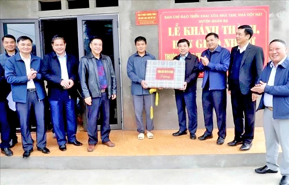 危旧房清除计划的一间新建住房移交仪式。