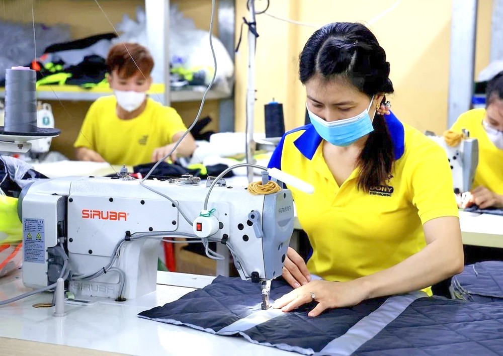 要向生产活动投入大量资金。