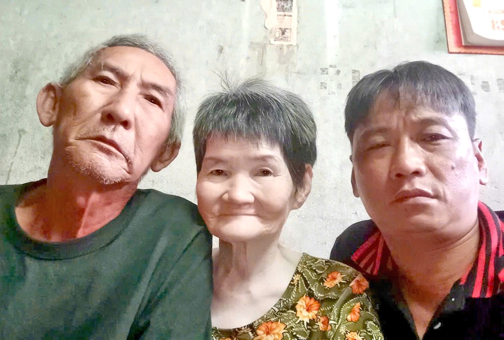 武文俊与父母合影。