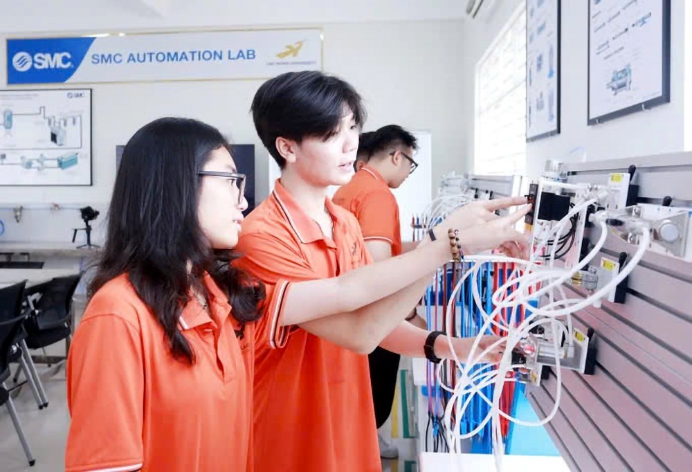 雒鸿大学生在日本SMC Corporation公司赞助建设的压塑试验室进行实习。