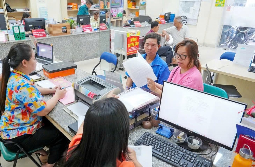 民众在合并后的第十一郡第十坊办理行政手续。