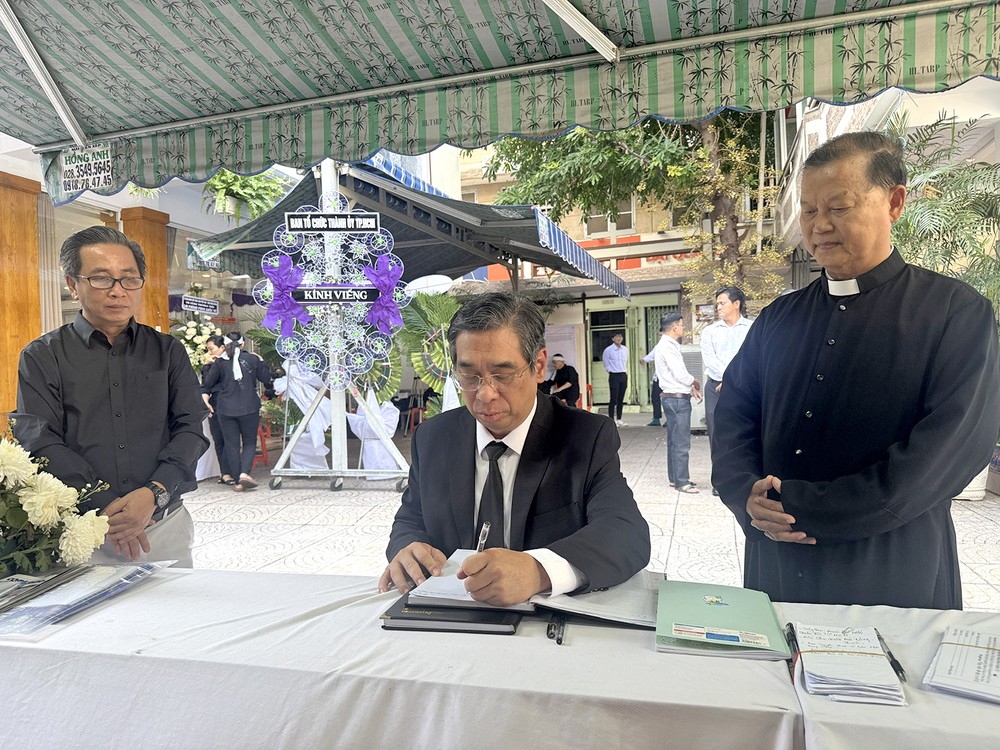 市委副书记阮福禄在吊唁册上留言。