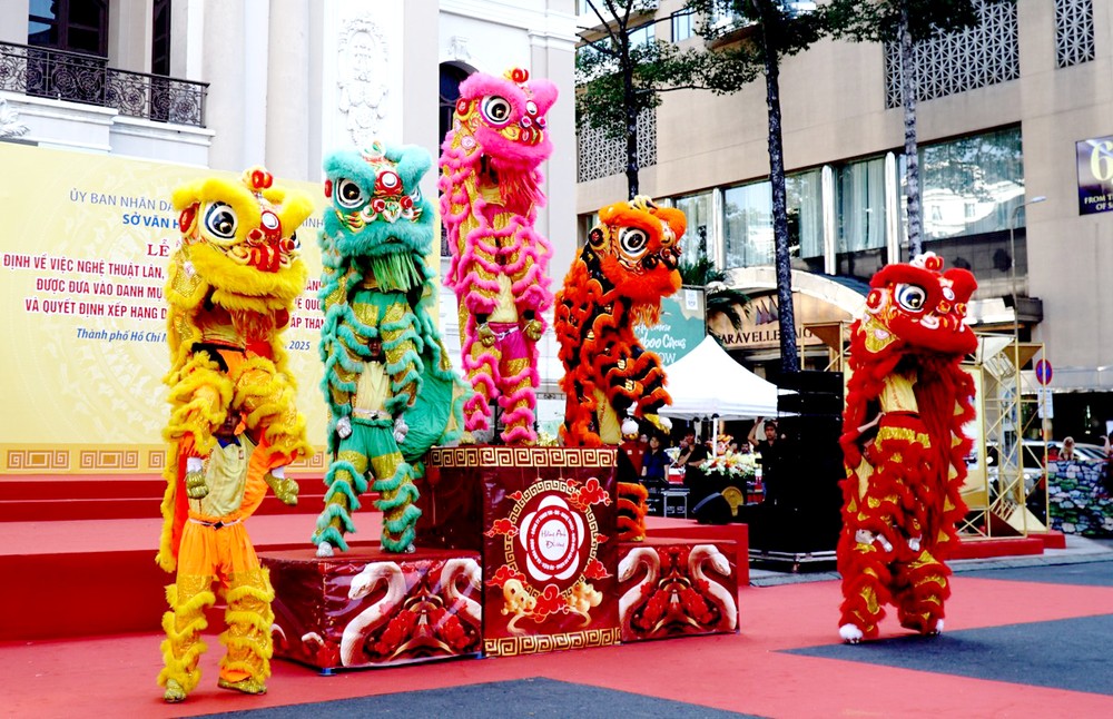 本市华人龙狮艺术被列入国家级非物质文化遗产名录。