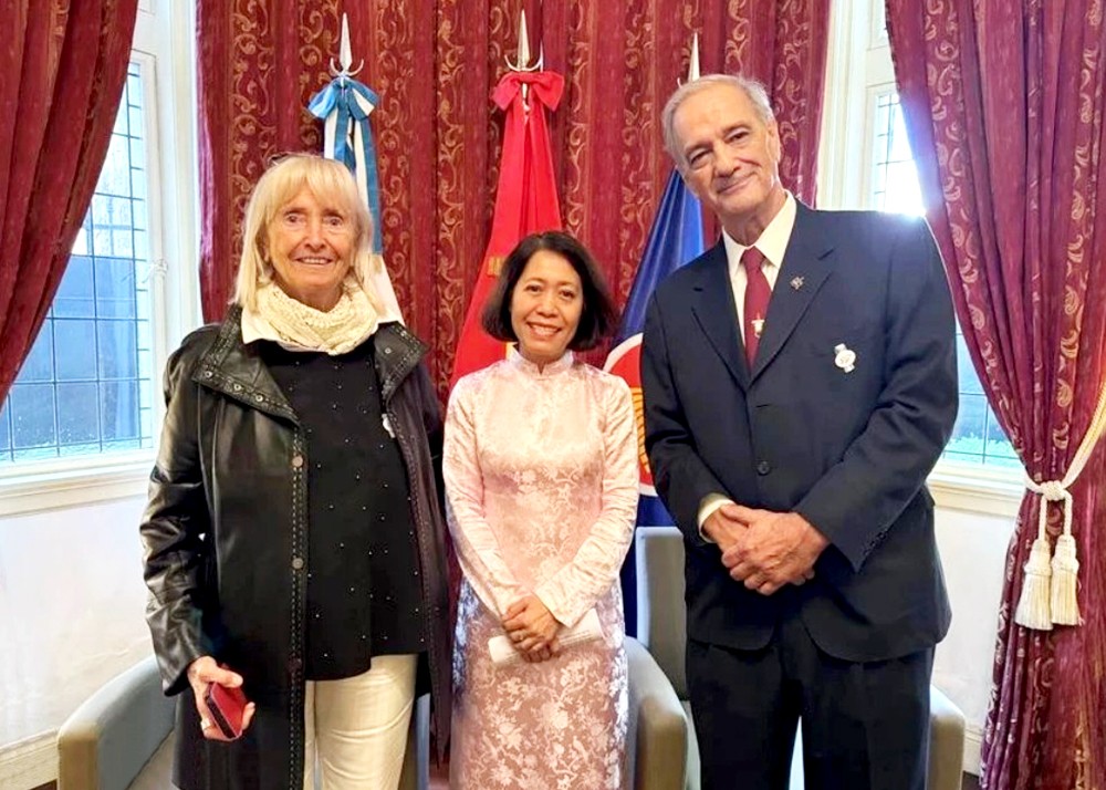 越南驻阿根廷大使吴明月与阿越文化院代表合影。