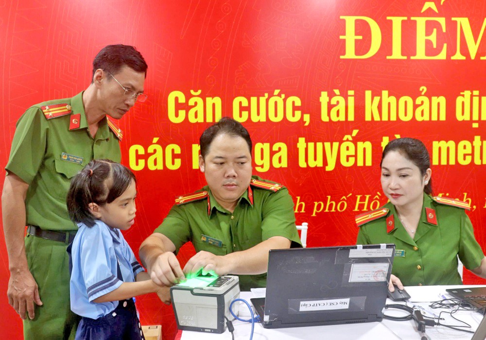 在地铁站为市民签发公民身份证