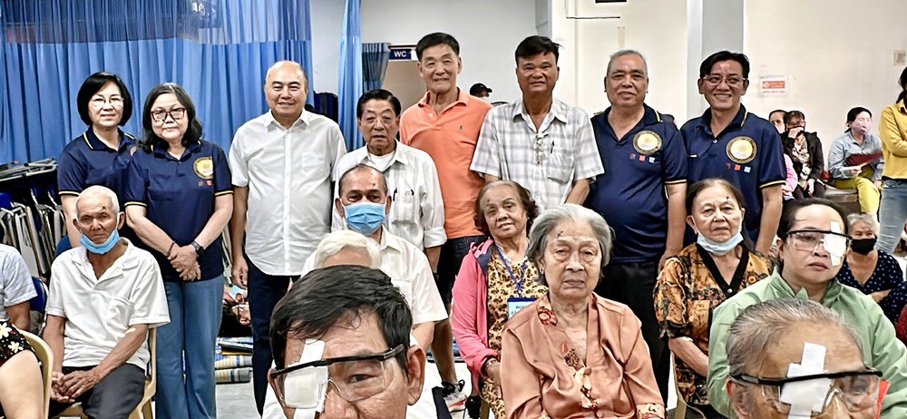 培德精舍与澳洲越侨善心人的代表们与病人合摄。