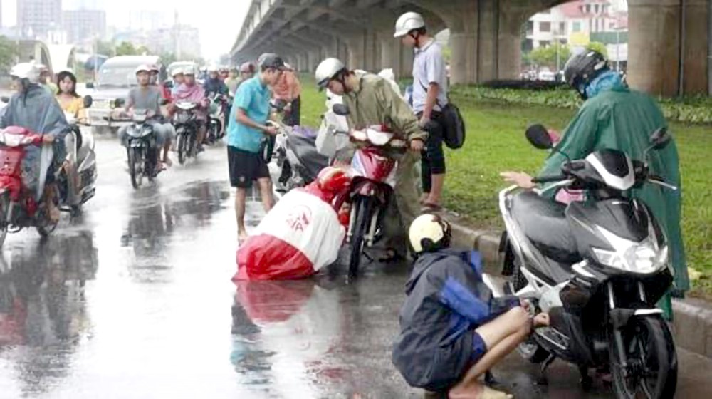 停车穿雨衣必须遵守交规以确保安全。