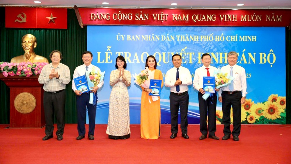 本市领导向组织架构精简、重组之后的各厅颁授人事委任《决定》。